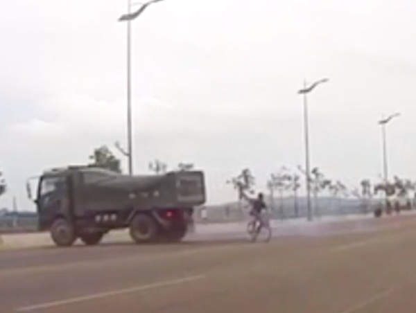 Tránh xe đạp sang đường bất cẩn, xe tải “driff” như phim hành động