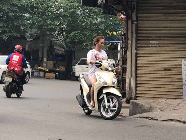 Đường đông, nhiều người không đội mũ bảo hiểm trong mùa dịch