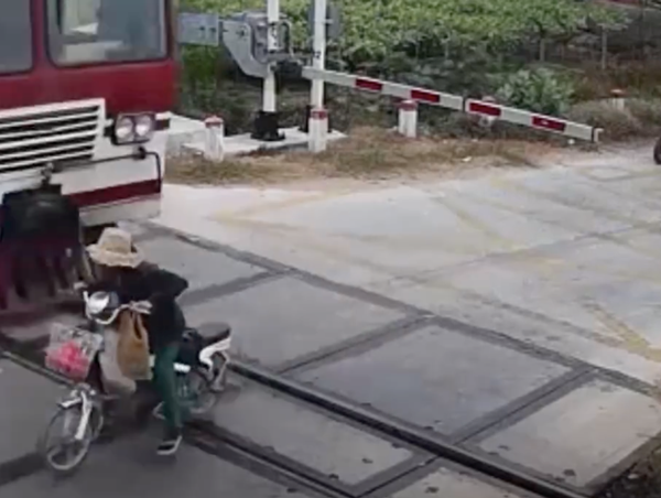Cố tình vượt cắt mặt tàu hoả, người phụ nữ thiệt mạng
