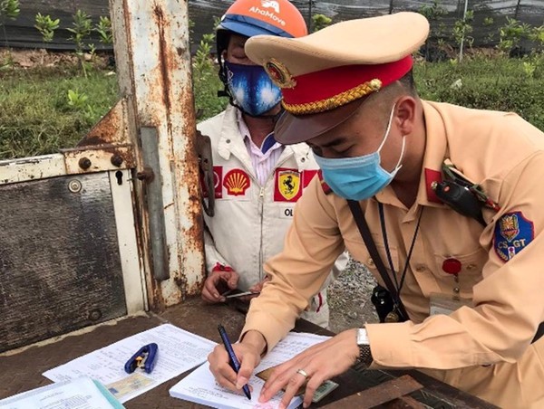 Xử phạt xe dừng đỗ đón khách ở Pháp Vân - Cầu Giẽ trong mùa dịch Covid-19