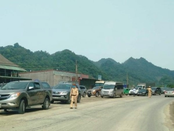 Tại sao hàng trăm xe phải quay đầu không vào Sơn La?