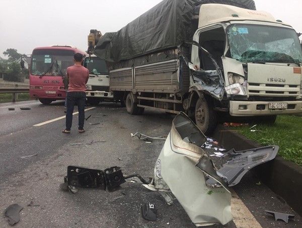 Thái Nguyên: Tai nạn liên hoàn 3 xe tải và xe chở công nhân, QL3 ùn tắc