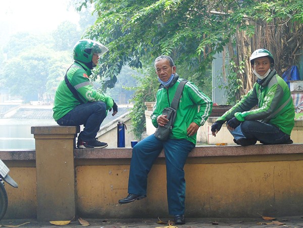 [Ảnh] Nhiều người dân phớt lờ quy định, vẫn tập trung đông người ngoài đường phố