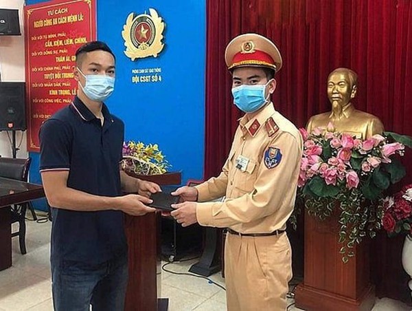 Chiến sĩ đội CSGT số 4 trả lại ví tiền rơi trên đường cho một cán bộ y tế