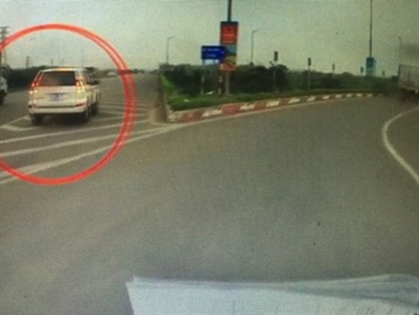 Truy tìm danh tính tài xế đi lùi nguy hiểm trên Quốc lộ 18