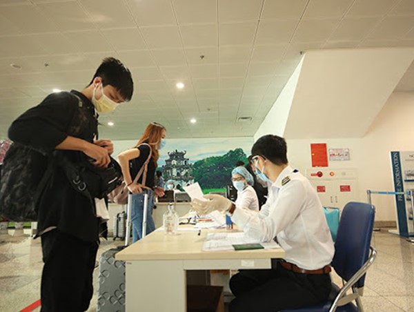 Đảm bảo khoảng cách tối thiểu 2m khi xếp hàng làm thủ tục hàng không