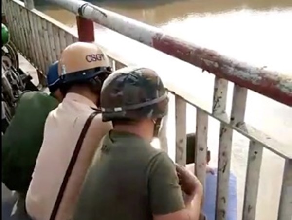 CSGT lại vừa cứu 1 người định nhảy cầu Chương Dương tự tử