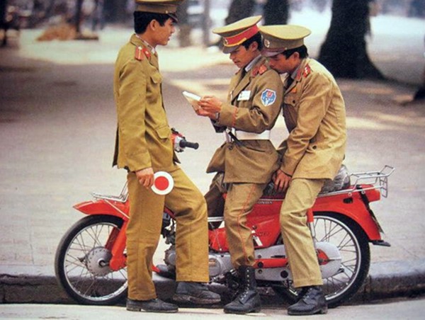 Hình ảnh của CSGT 30 năm trước như thế nào?