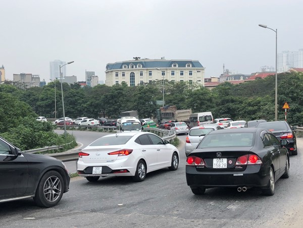 Một số tuyến đường cửa ngõ Thủ đô đông đúc trong ngày đầu kỳ nghỉ lễ 30/4