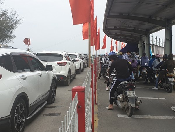 Du khách tiếp tục ùn ùn đổ về Cát Bà, Đồ Sơn