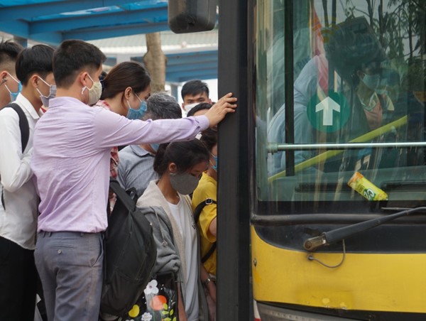 Mòn mỏi chờ đợi từng chuyến buýt tại các bến xe