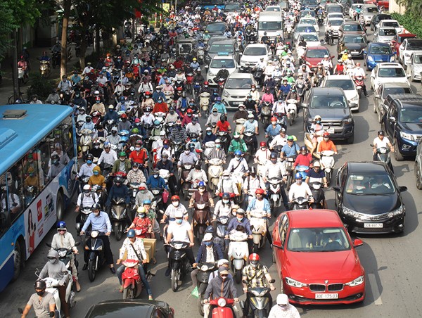 Đường phố Hà Nội "nêm cứng" phương tiện trong sáng 4/5