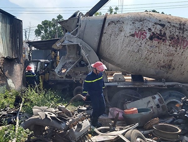 Đà Nẵng: Cháy xe cẩu trong bãi để xe phế liệu