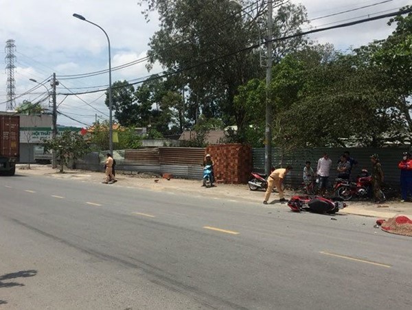 TP Hồ Chí Minh: Va chạm xe container, nam thanh niên chết thảm dưới bánh xe  ​