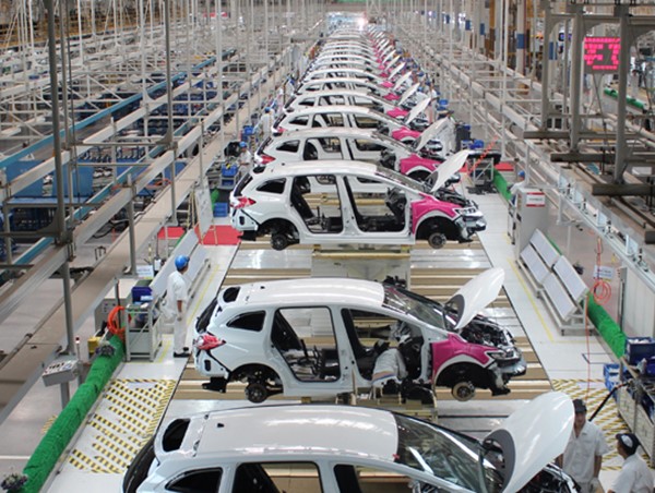 Giá ô tô cao vì doanh nghiệp nội vẫn “loay hoay” làm săm lốp