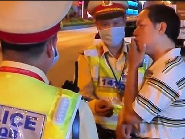 Quảng Bình: Cán bộ thuế say rượu thách thức CSGT