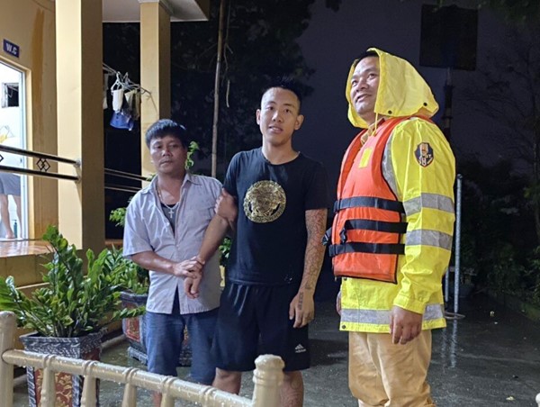 Hà Nội: CSGT Đường thuỷ nhảy xuống sông Hồng, cứu người bị nạn