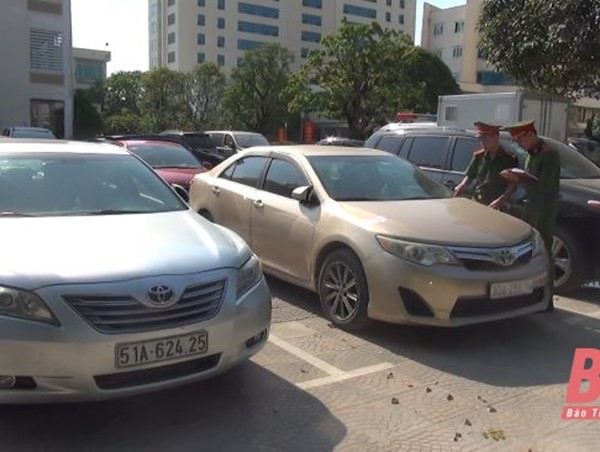 Liên tiếp phát hiện, thu giữ 10 xe ô tô nhập lậu từ Lào về Việt Nam