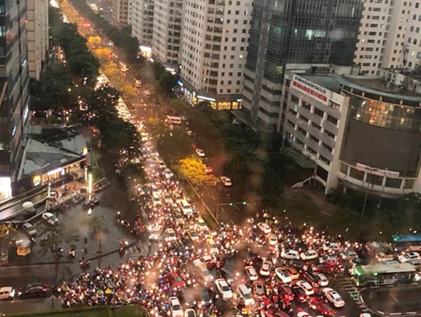 Hà Nội tắc đường kinh hoàng trong mưa lớn