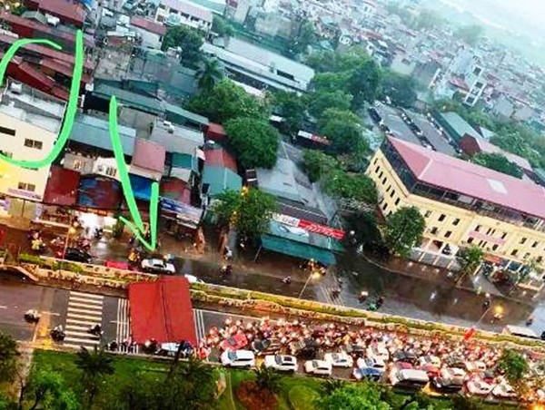 Hà Nội: Đường Yên Phụ tê liệt vì mái tôn... từ trên trời rơi xuống