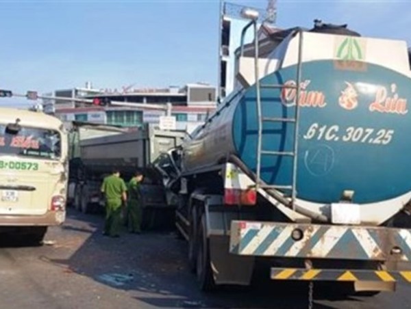 Bình Phước: Xe bồn đâm liên tiếp nhiều phương tiện dừng đèn đỏ, tài xế nhập viện trong tình trạng nguy kịch