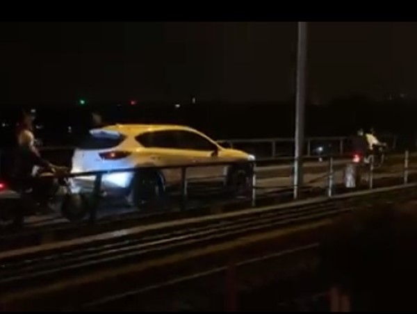 Xử phạt lái xe Mazda CX-5 đi trên cầu Long Biên gây ùn tắc