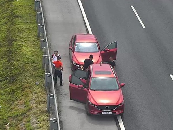 Phạt nặng hai tài xế dừng xe trên cao tốc Hà Nội – Hải Phòng để hút thuốc
