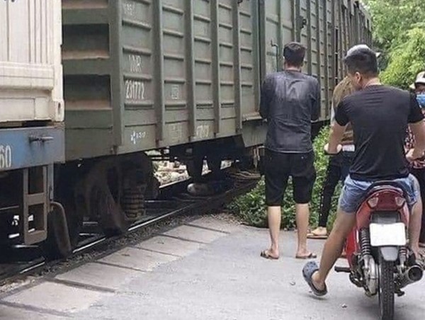Phú Xuyên: Người phụ nữ nghi trầm cảm lao vào tàu hỏa tự vẫn