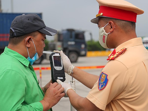 Hà Nội: CSGT xử phạt hơn 1.200 trường hợp trong ngày đầu tổng kiểm soát