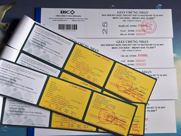 Sợ bị kiểm tra, người dân đổ xô đi mua bảo hiểm xe máy