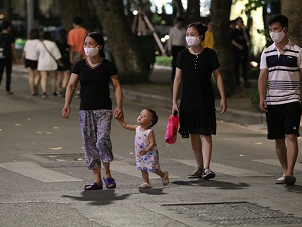 Phố đi bộ hồ Gươm trở lại tấp nập sau dịch Covid-19