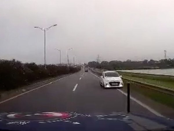 Ô tô đi ngược chiều vô cùng nguy hiểm trên cao tốc Hà Nội - Thái Nguyên 