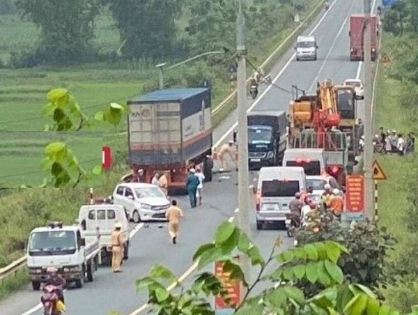 Lạng Sơn: Xe container lấn làn đâm hàng loạt phương tiện ngược chiều