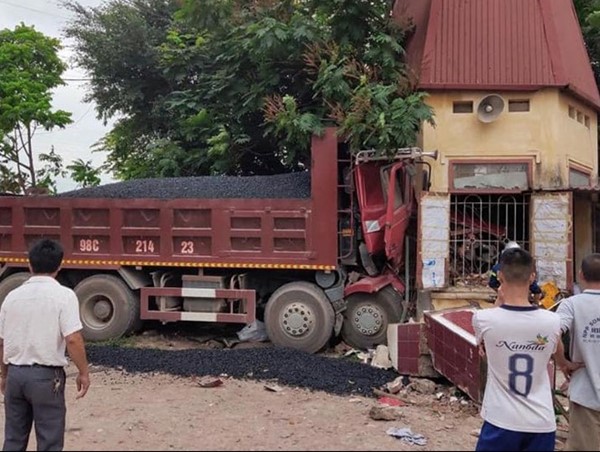 Bắc Giang: Đâm vào xe container đang lùi, xe tải mất lái “ủi” vào công ty ven đường