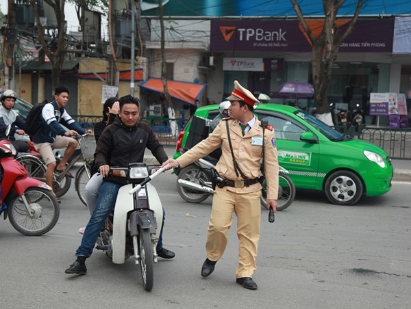 Xử phạt hơn 2.000 trường hợp không đội mũ bảo hiểm trong ngày thứ ba tổng kiểm soát