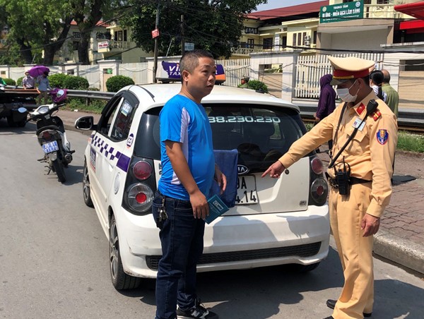 Xử lý nghiêm taxi che biển, dừng đỗ bát nháo trước cổng bệnh viện Bạch Mai