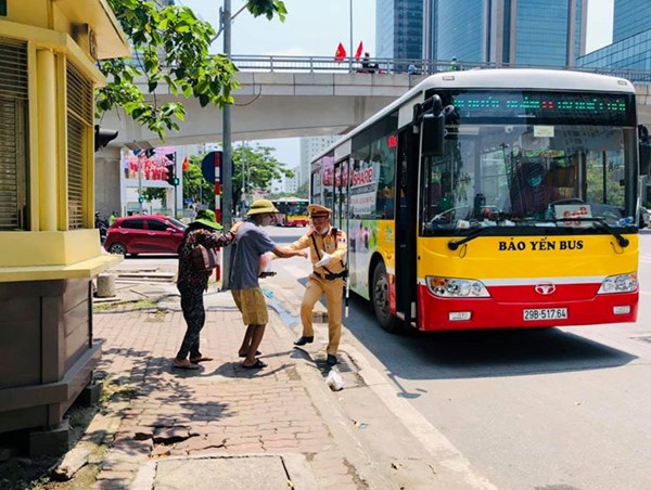 Hành động đẹp của chiến sĩ cảnh sát giao thông giữa trưa nắng nóng
