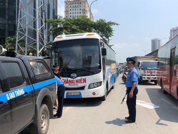 Hà Nội: Ra quân xử lý xe dừng đỗ, bắt khách xung quanh bến Mỹ Đình