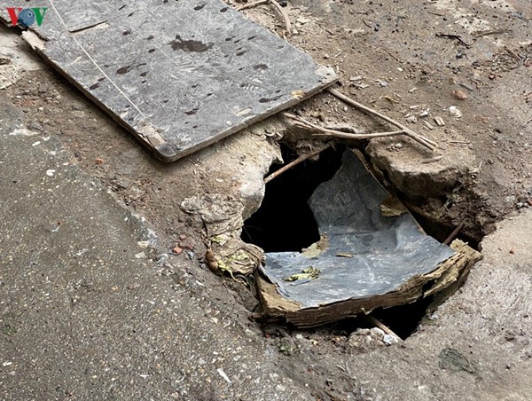 Xe nâng, xe ba gác “cày nát” ngõ 36 Dịch Vọng Hậu