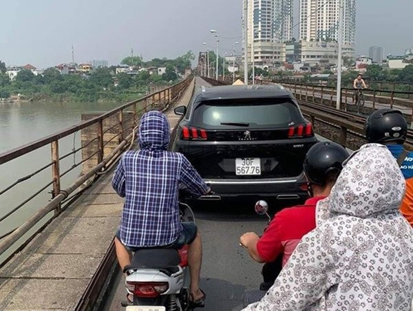 Phạt 1,5 triệu, tước GPLX 2 tháng với nữ lái xe lên cầu Long Biên