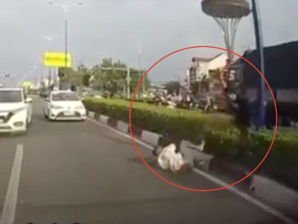 Va chạm giao thông, hai lái xe nói chuyện bằng... tuýp sắt