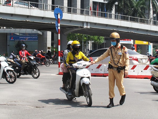 Vi phạm vượt đèn đỏ có xu hướng gia tăng trong những ngày nắng nóng