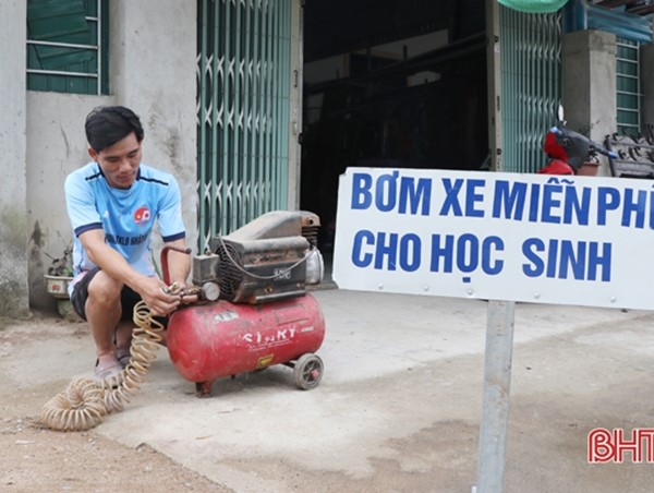 Hà Tĩnh: Anh thợ cơ khí tự nguyện bơm vá xe miễn phí giúp học sinh