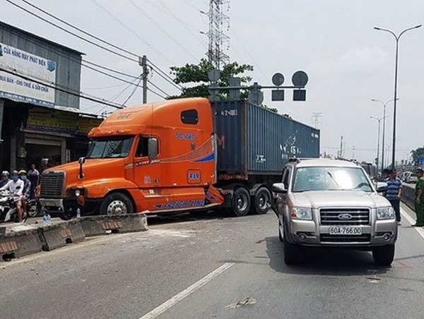 TP Hồ Chí Minh: Xe container đâm ô tô 7 chỗ, 1 cháu bé nhập viện