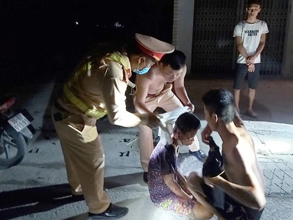 Thanh Hoá: CSGT nhanh trí cởi áo cầm máu cứu người