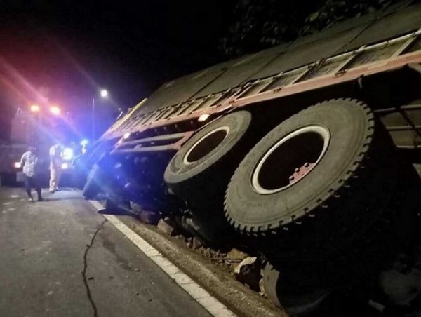 Lâm Đồng: Lật xe liên tiếp trên đèo Bảo Lộc, hàng tấn nông sản bị dập nát