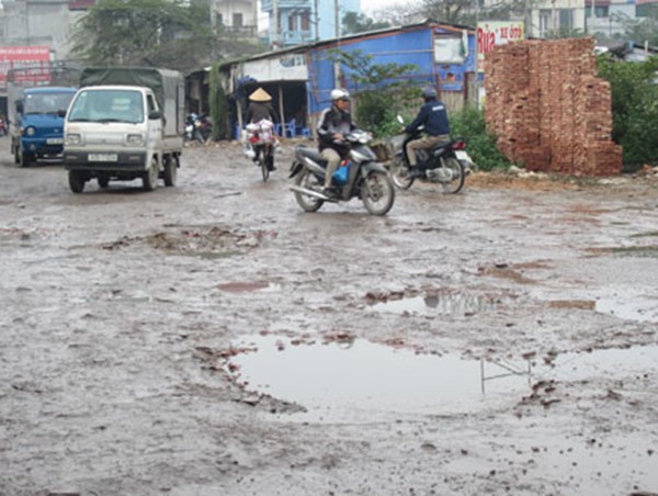 Quận Hoàng Mai: Người dân khổ vì đường xuống cấp