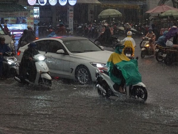 TP Hồ Chí Minh: Mưa lớn trên diện rộng vào lúc tan tầm, một số tuyến đường bị ùn ứ