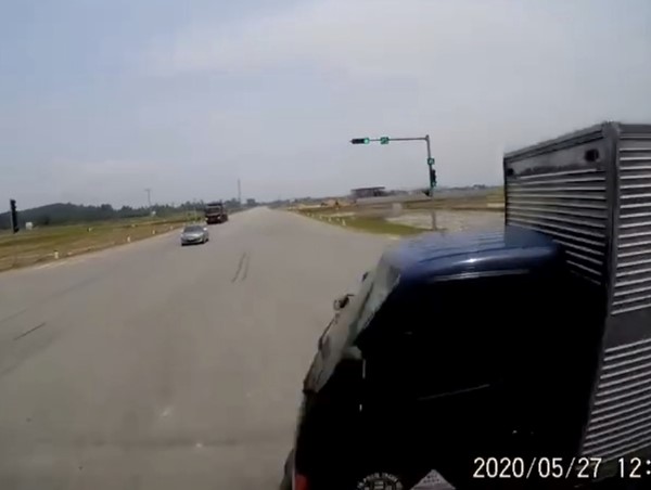 Nghệ An: Cố tình vượt đèn đỏ, xe tải “trả giá” đắt