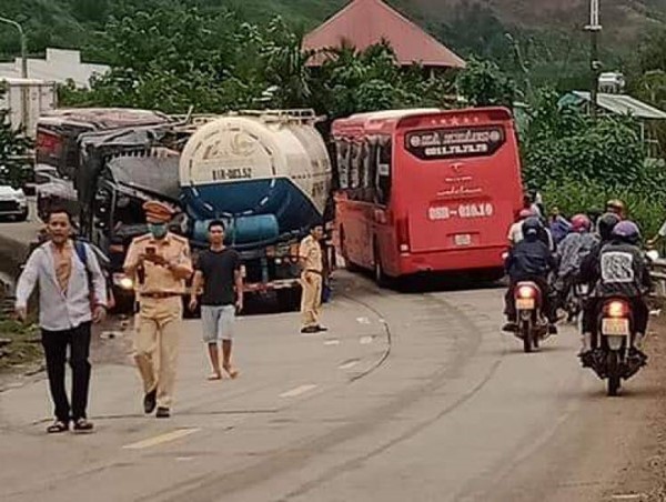 Quảng Nam: Tai nạn giữa xe bồn và xe tải, quốc lộ 14B ùn tắc